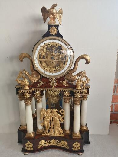 velke-empirove-hodiny-kovari-155421185 (1).jpeg